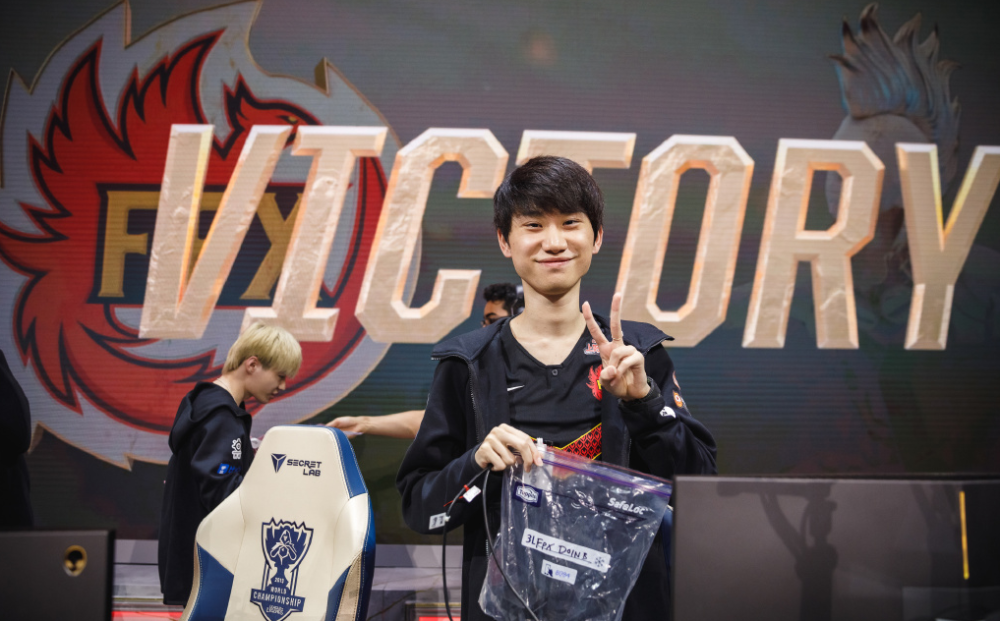 关于Rookie回归赛场，赛况扑朔迷离首场状态亮眼，FPX观众沸腾！的信息